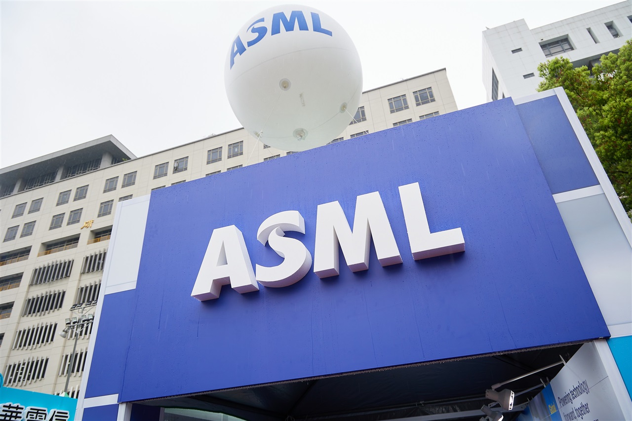 ASML Flattening Management Hierarchy Amid Friction Over High-NA EUV Adoption Economics