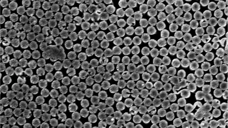 스위스 EPFL, 수분 증발 에너지 수확 기술 개발… 배터리 없는 '나노 발전' 소자 상용화 물꼬
