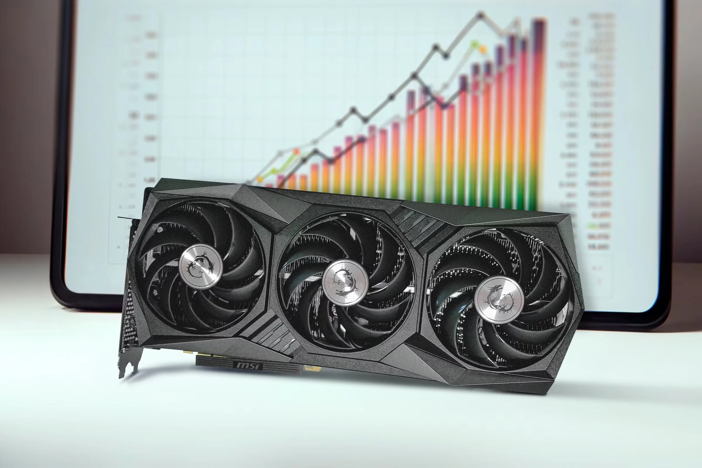 사라진 VRAM 확장 슬롯: 현대 GPU 시장의 기술적 병목과 계획적 구식화의 이면