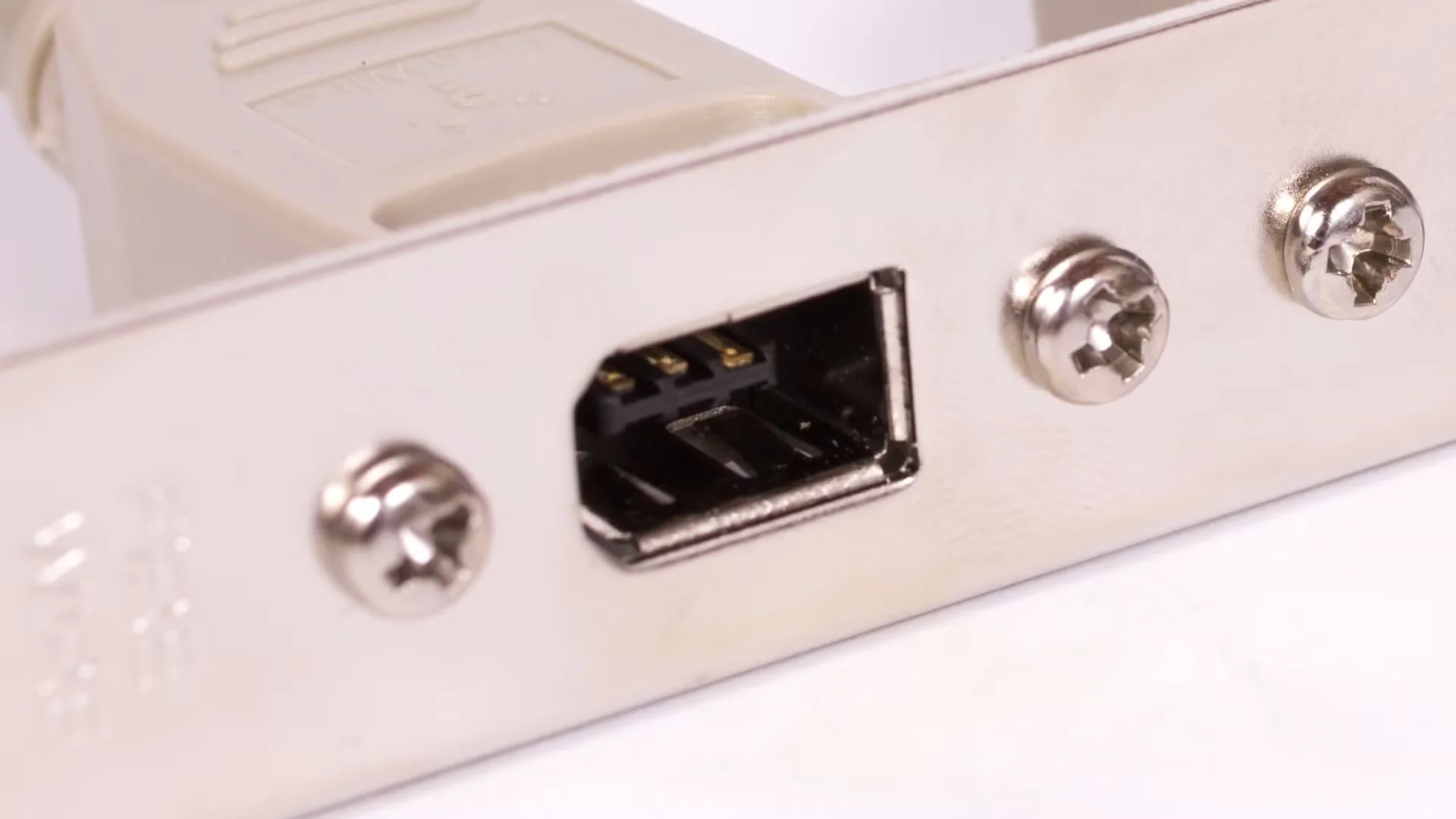 보이지 않는 기술적 DNA: 파이어와이어(FireWire)의 DMA 철학이 완성한 현대 USB-C 아키텍처