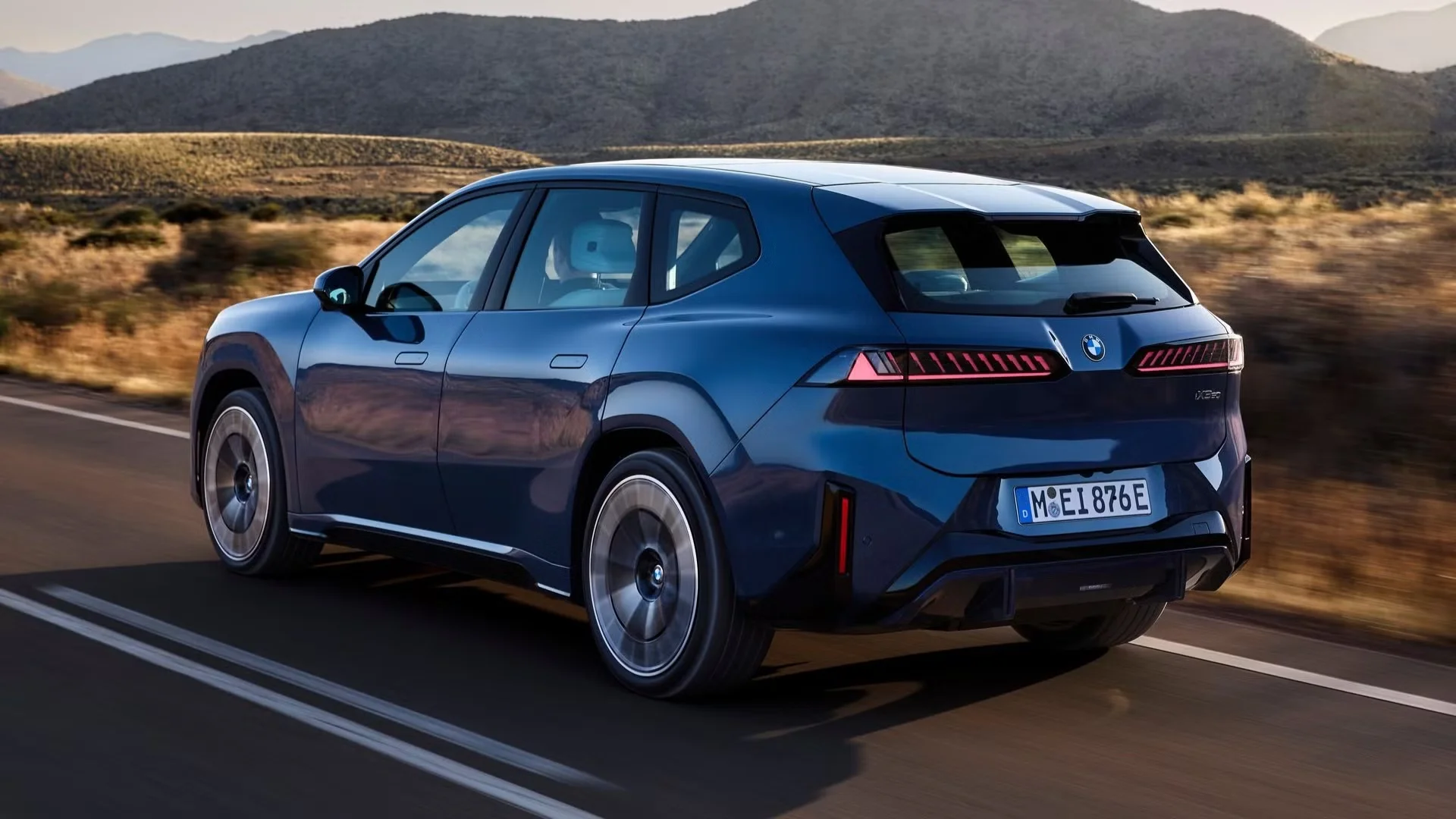 포르쉐 마칸 EV를 넘어서는 대안: BMW iX3의 압도적 가성비와 주행거리