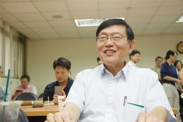반도체 대부 장루징의 일침: 2nm 집착을 넘어선 성숙 공정의 전략적 요새화