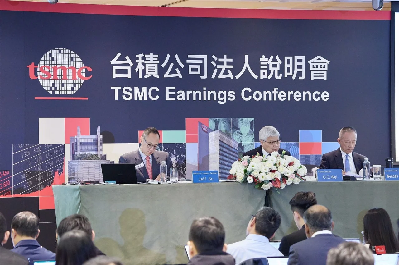 글로벌 파운드리 지형 변화: TSMC 공급 과부하 속 삼성·인텔·애플의 '대안 모색' 가속화