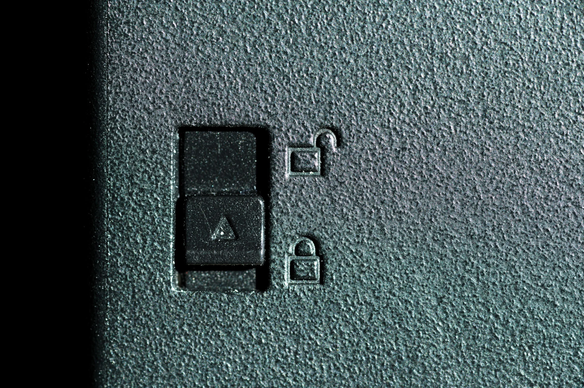 x86-64 아키텍처의 아킬레스건: 스플릿 락(Split Lock) 성능 병목과 하드웨어적 완화책 분석